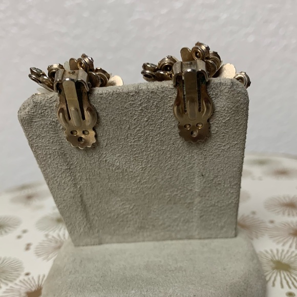 Vintage white flower crystal earrings - Picture 5 of 6